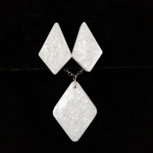 White triangle set